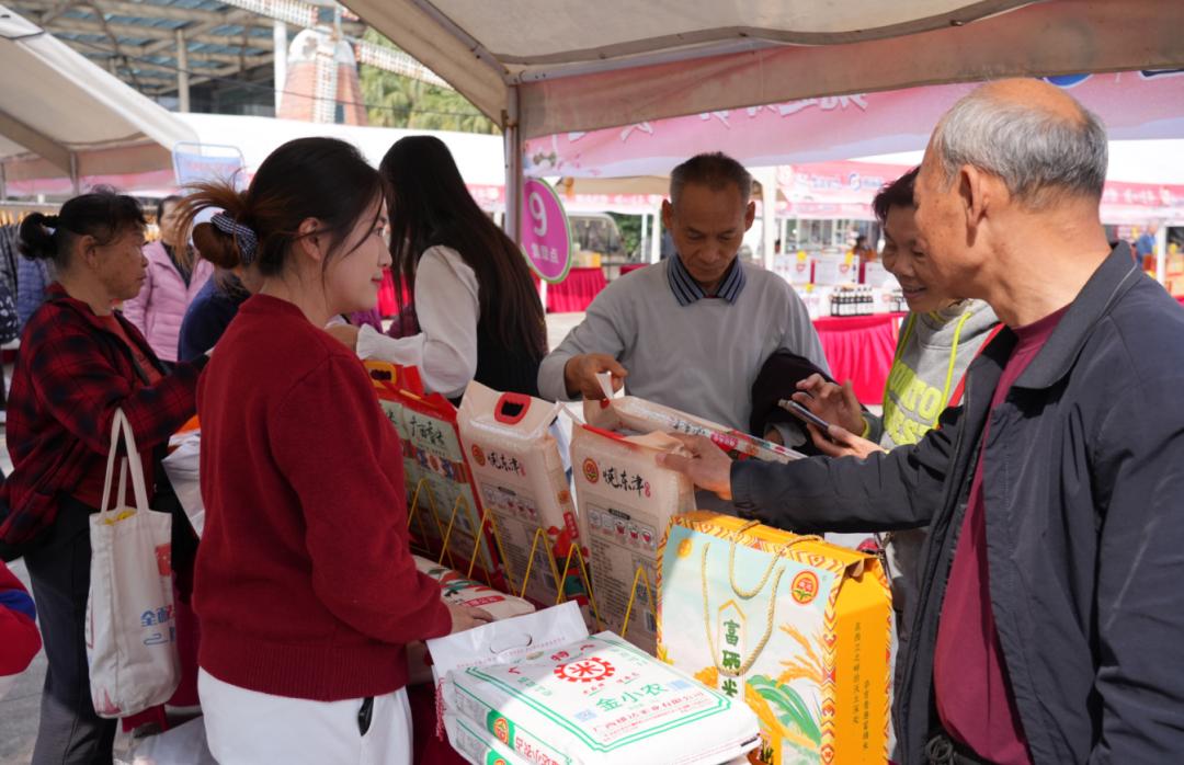 【本周末在贵港！集市+巡游+演唱会嗨翻全城，就等你来！】
本周末，贵港开启狂欢模