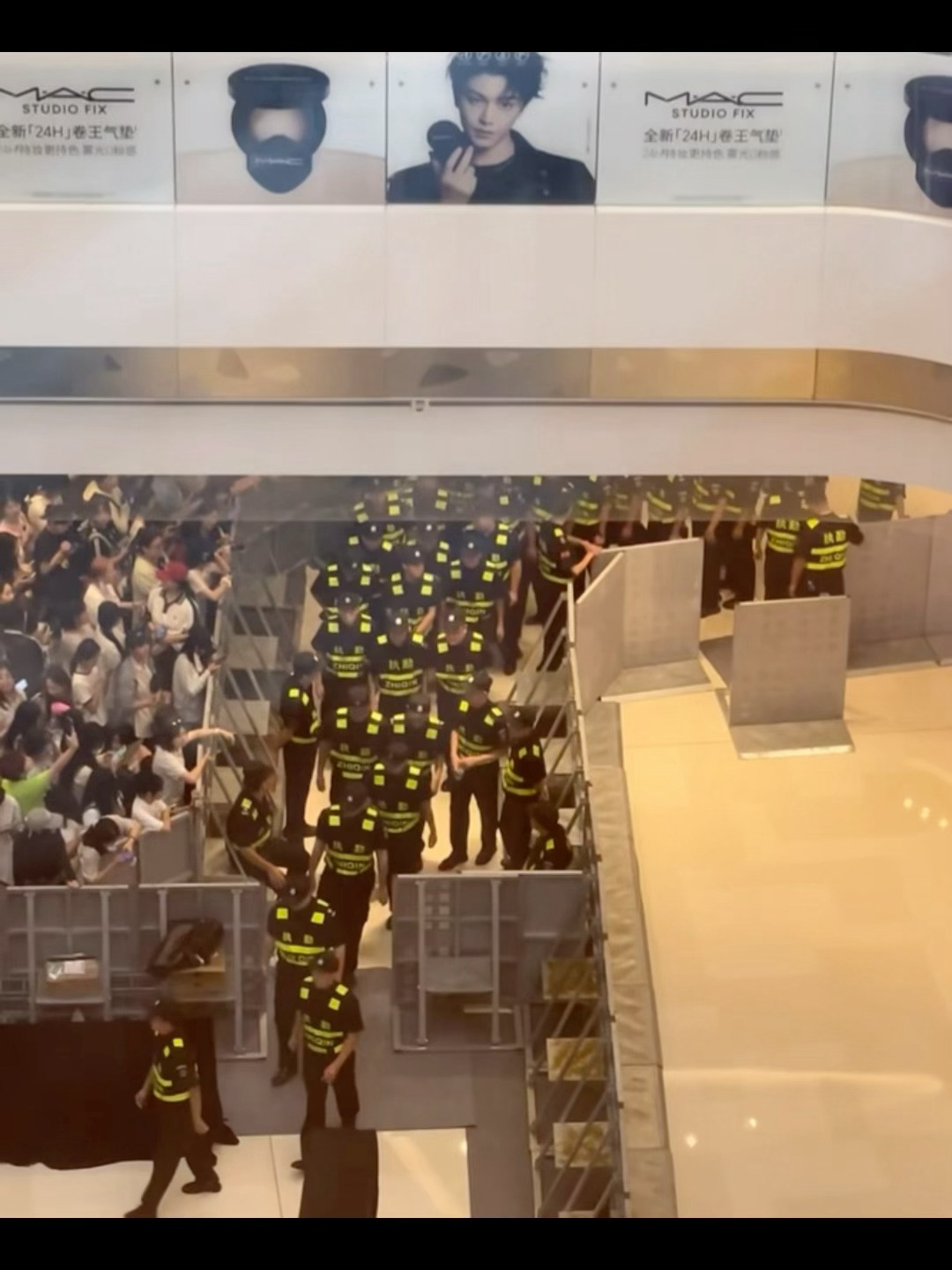 丁禹兮活动现场的保安来了，怪不得大家尖叫，这阵仗太大了[哆啦A梦微笑]丁禹兮苏州
