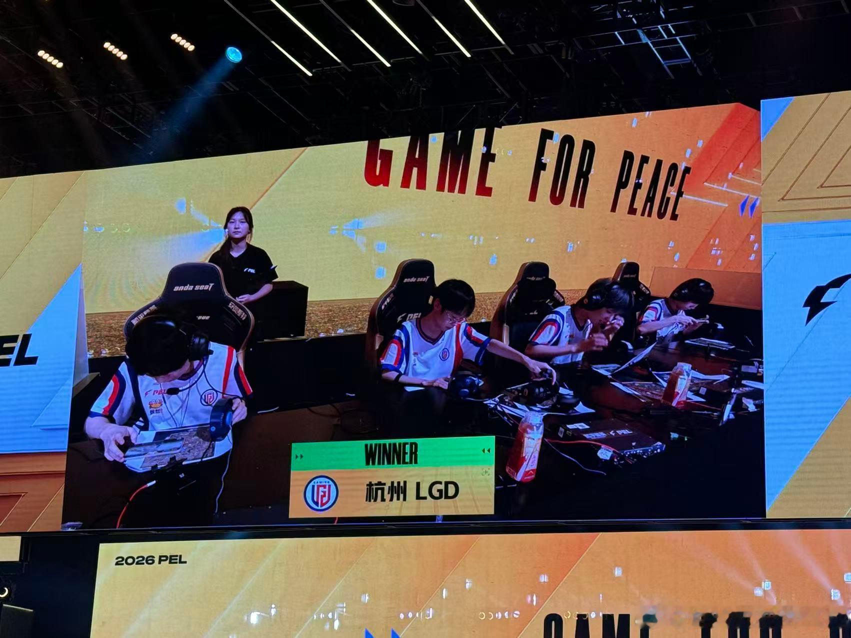 LGD吃鸡开赛点猫猫斩获单局MVP，LGD拿下关键吃鸡开启赛点！太强了！ 