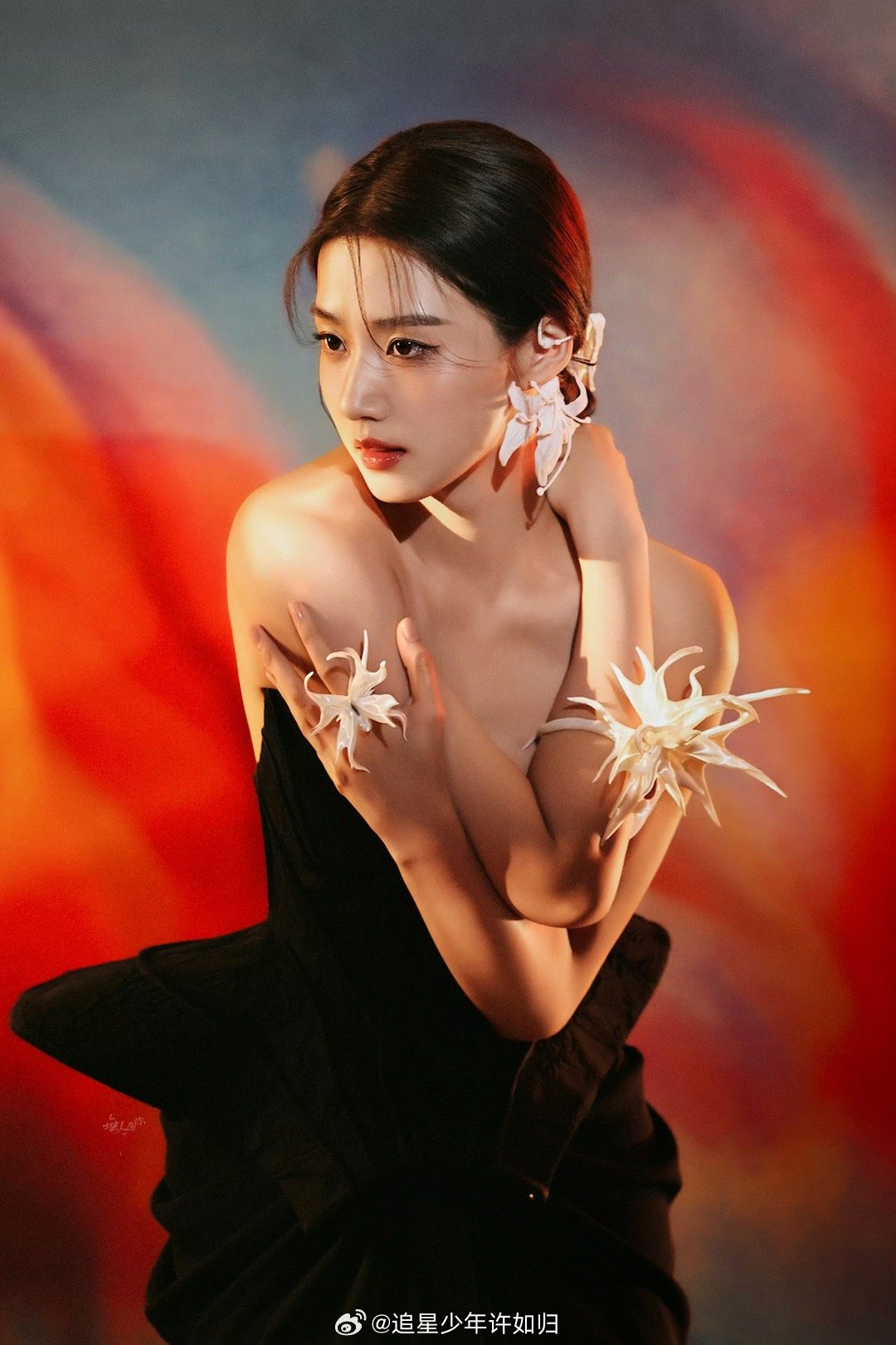 卢昱晓头上戴了好长一根针 卢昱晓的“头顶小世界”太会了！复古花苞裙搭配羽毛头冠，