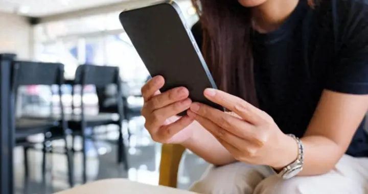 90后女子加入多个淫秽视频分享群获取淫秽视频贩卖，还收费介绍他人入群！判了