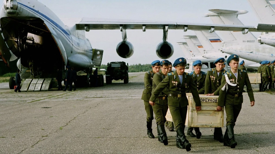 《200号货物》（Груз 200）作词：【苏联/俄罗斯】“蓝色贝雷帽”乐队作曲