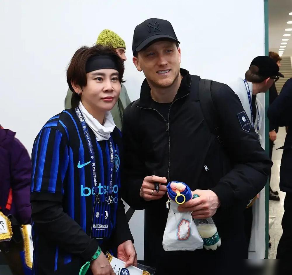 关晓彤顶着个品牌大使的头衔去米兰，谁能想到，被王濛一个素颜合影，直接给干回了观众