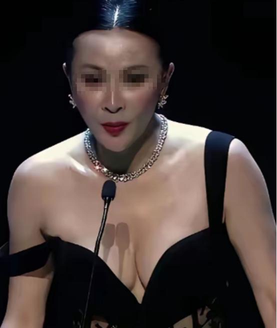 有个很奇怪的事情
 
女人的胸部是隐私部位，陌生人看不得，更摸不得，那不是应该好