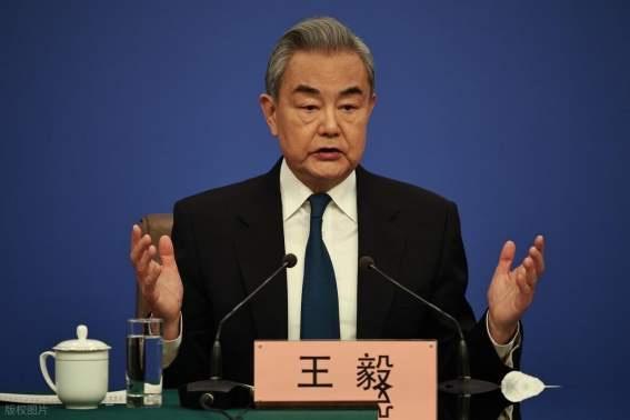 铁了心要灭掉中国？一股可怕力量到来了！以前大家总觉得美国是打压中国最凶的，动不动