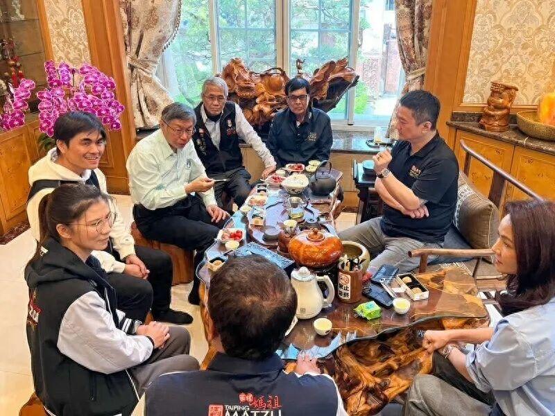 柯文哲拜妈祖当众秀电子脚镣，自嘲“钦差要犯”，入狱竟称是休息
 
2026年3月