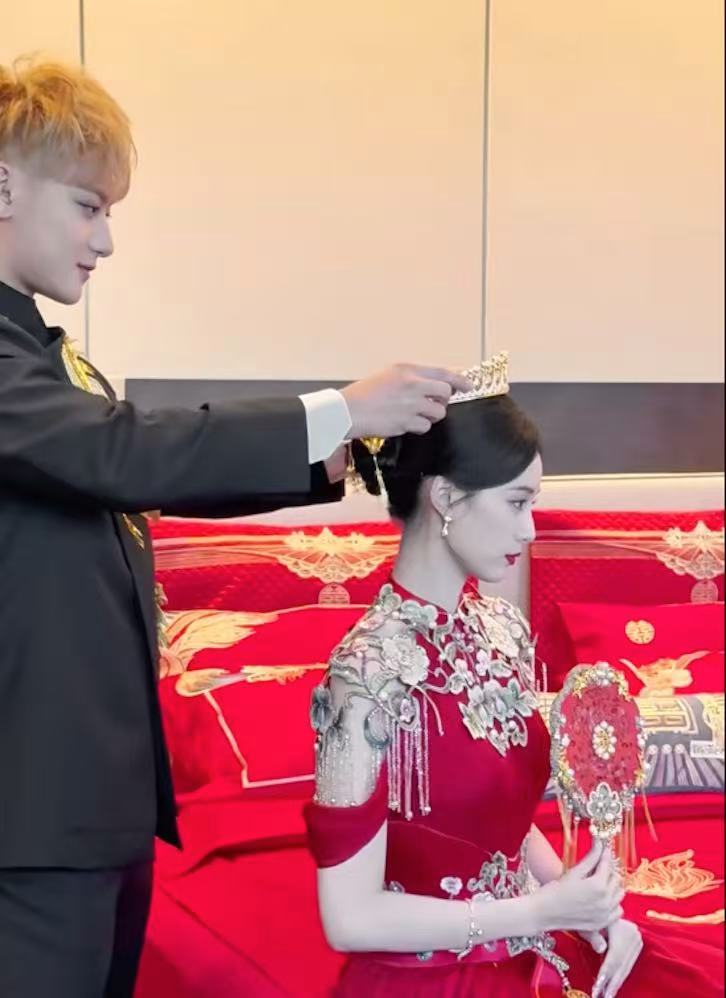 被徐艺洋婚礼中式皇冠美哭了黄子韬给徐艺洋戴黄金皇冠 打破刻板印象的美！千金冠配真