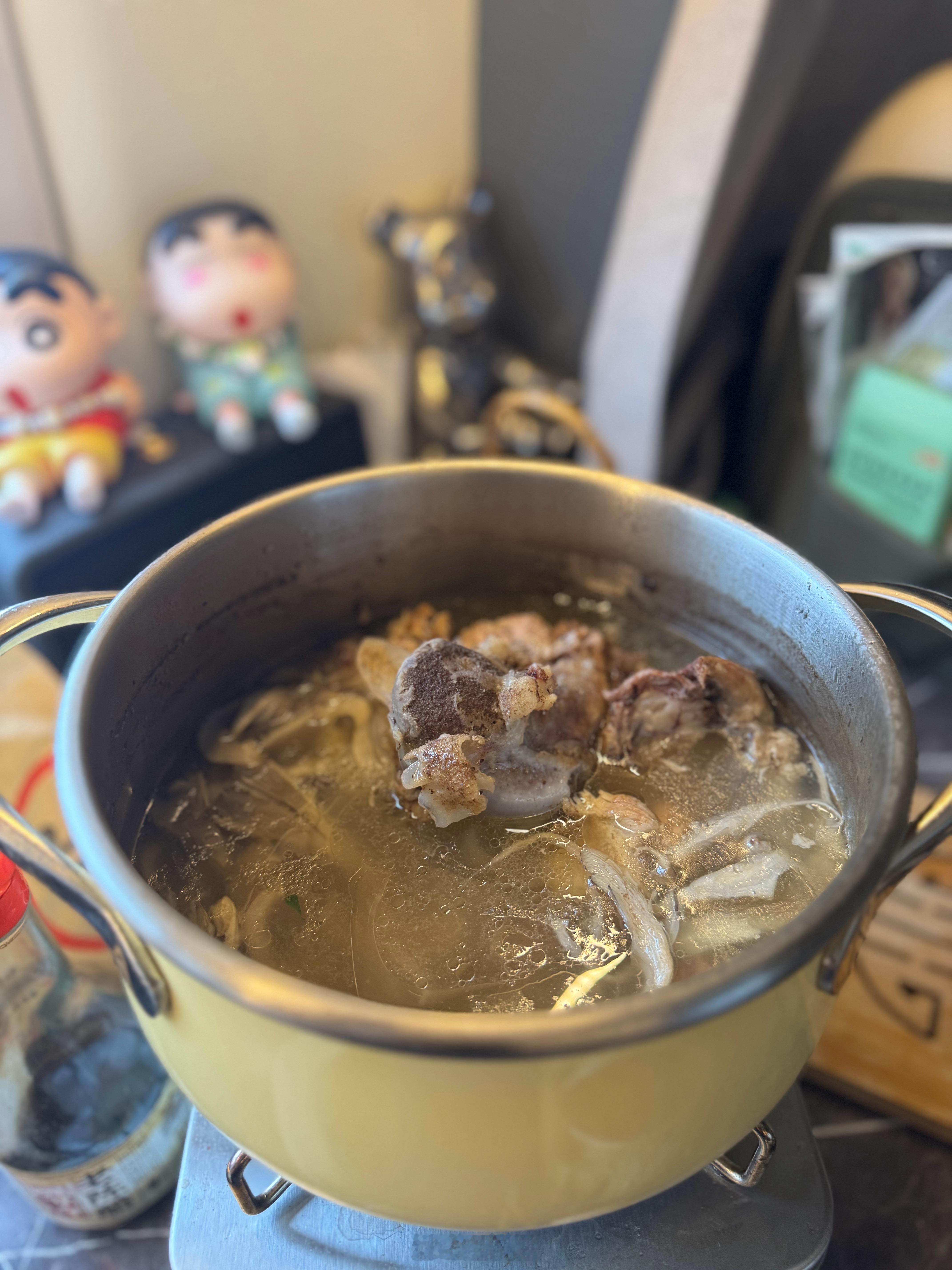 用3L小型高压锅十五分钟压出来软烂骨头汤。涮了点蒲公英，额滴妈，苦到只能吃三颗。