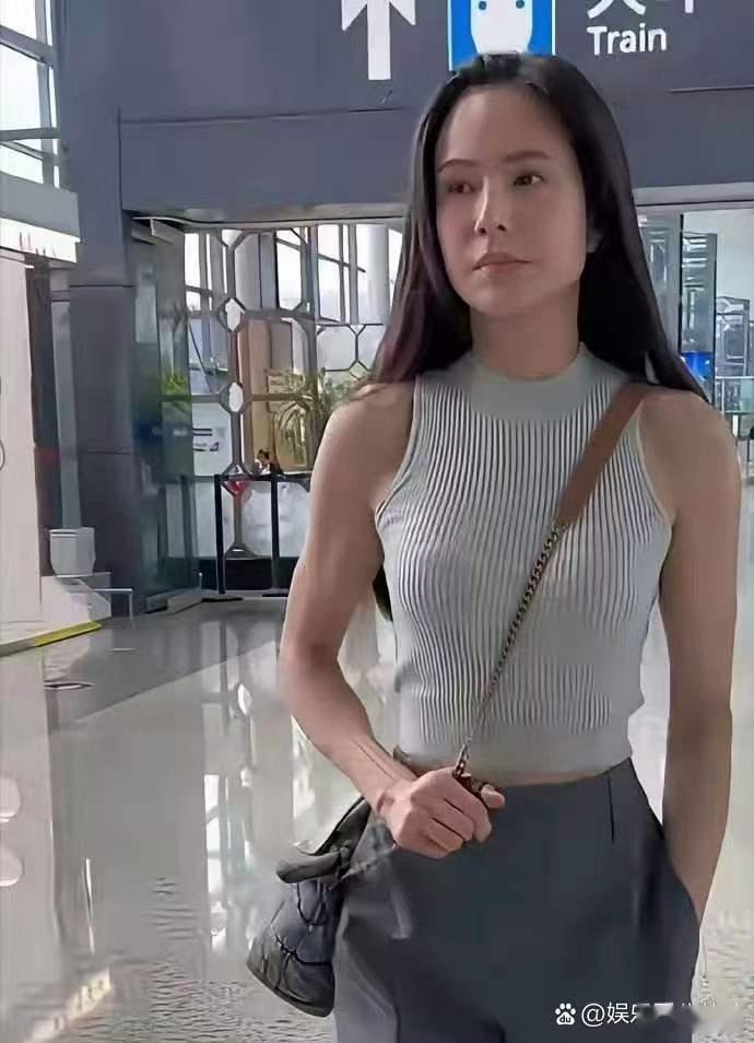 李若彤的状态实在惊艳，时光仿佛格外善待她，丝毫看不出岁月痕迹。 
