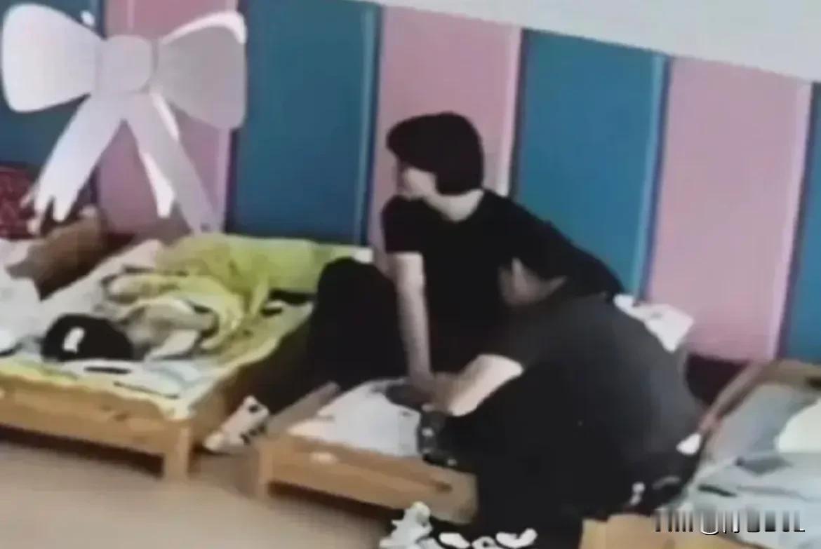 内蒙古，5岁幼儿向妈妈哭诉，午睡时，老师使劲摇晃自己的脑袋。妈妈心中带着疑惑去查