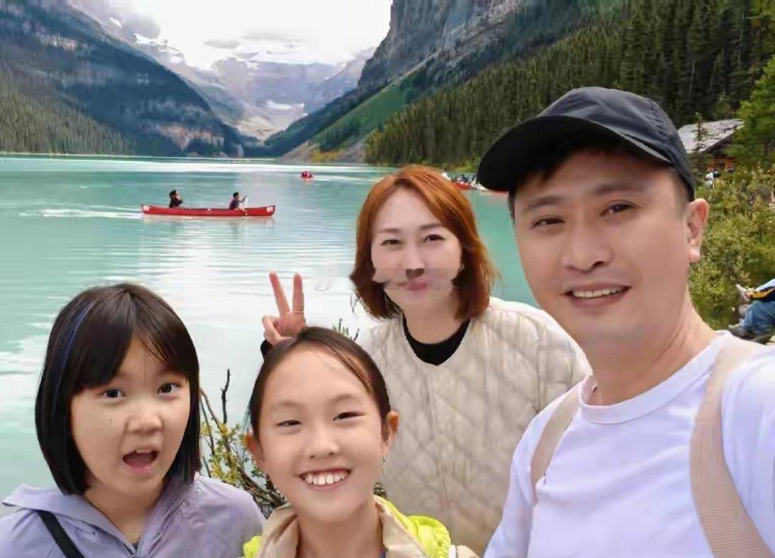 主持人杨帆一家国外旅游, 两女儿一个像爸一个像妈, 一家人幸福温馨 ​​​
