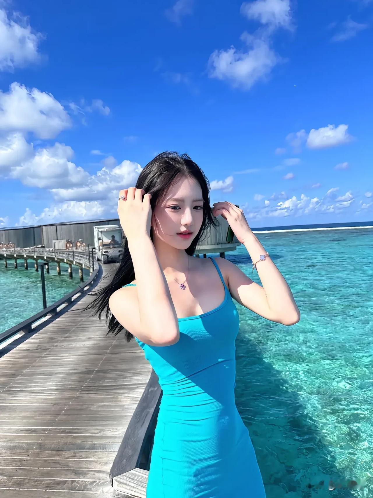 碧海蓝天下的清新夏日穿搭，尽显度假风情！🌊👗🌞