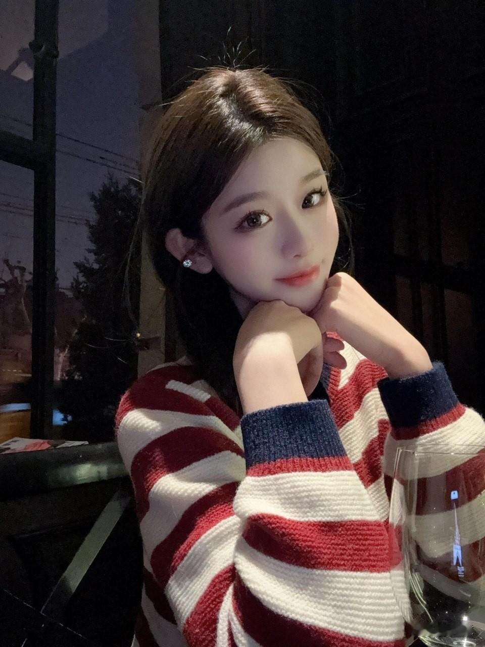 红白条纹毛衣配小酒杯，午后阳光温柔，这治愈系笑容，谁看了不心动？甜妹穿搭