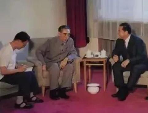 1945年，全国抗战胜利后，周恩来在重庆感慨地说：“35年了，我没有回过家，想来