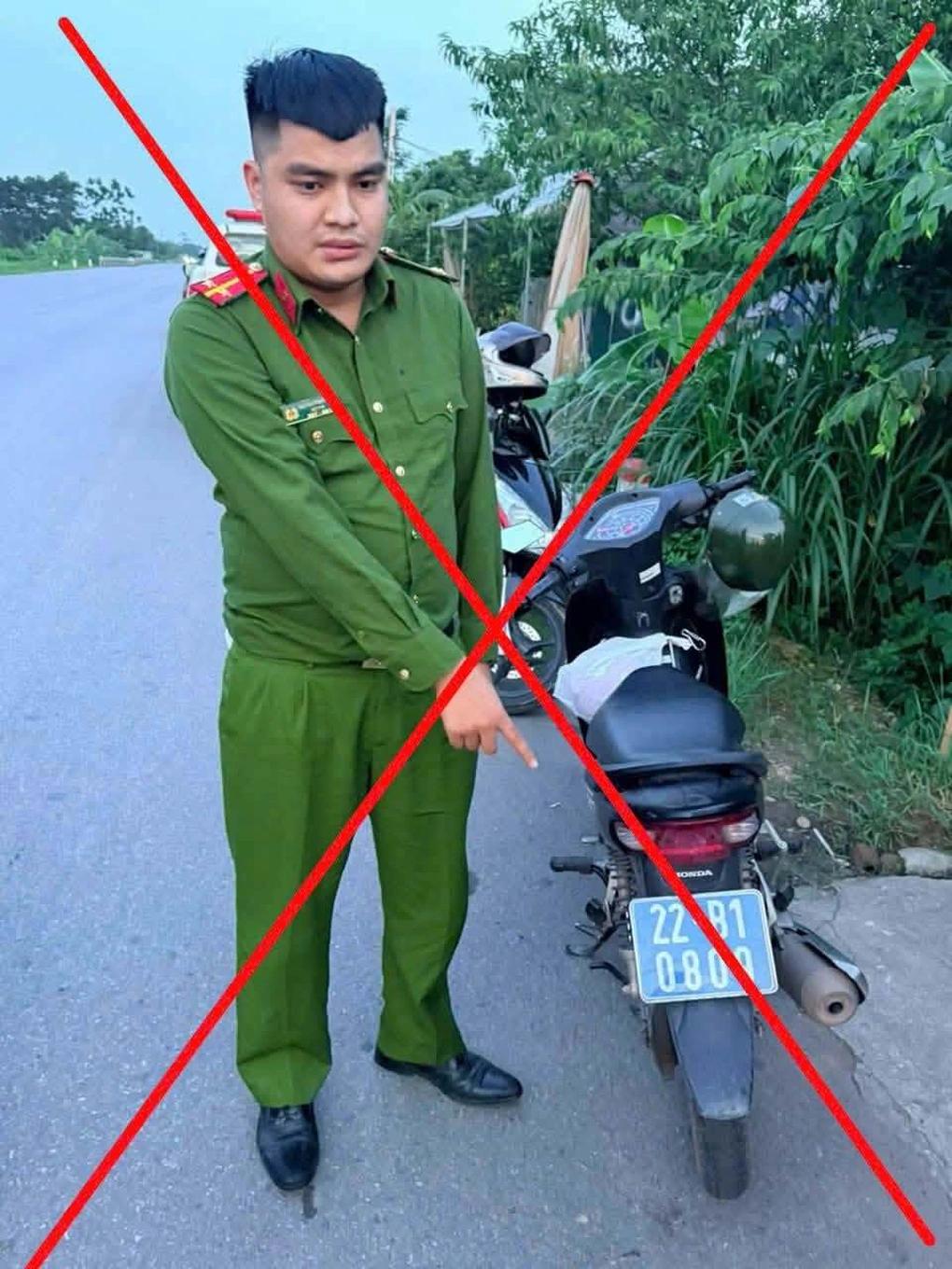 在网上购买警服、徽章和蓝色车牌的组合，冒充警察并从越南富寿地区的卖家那里骗钱。