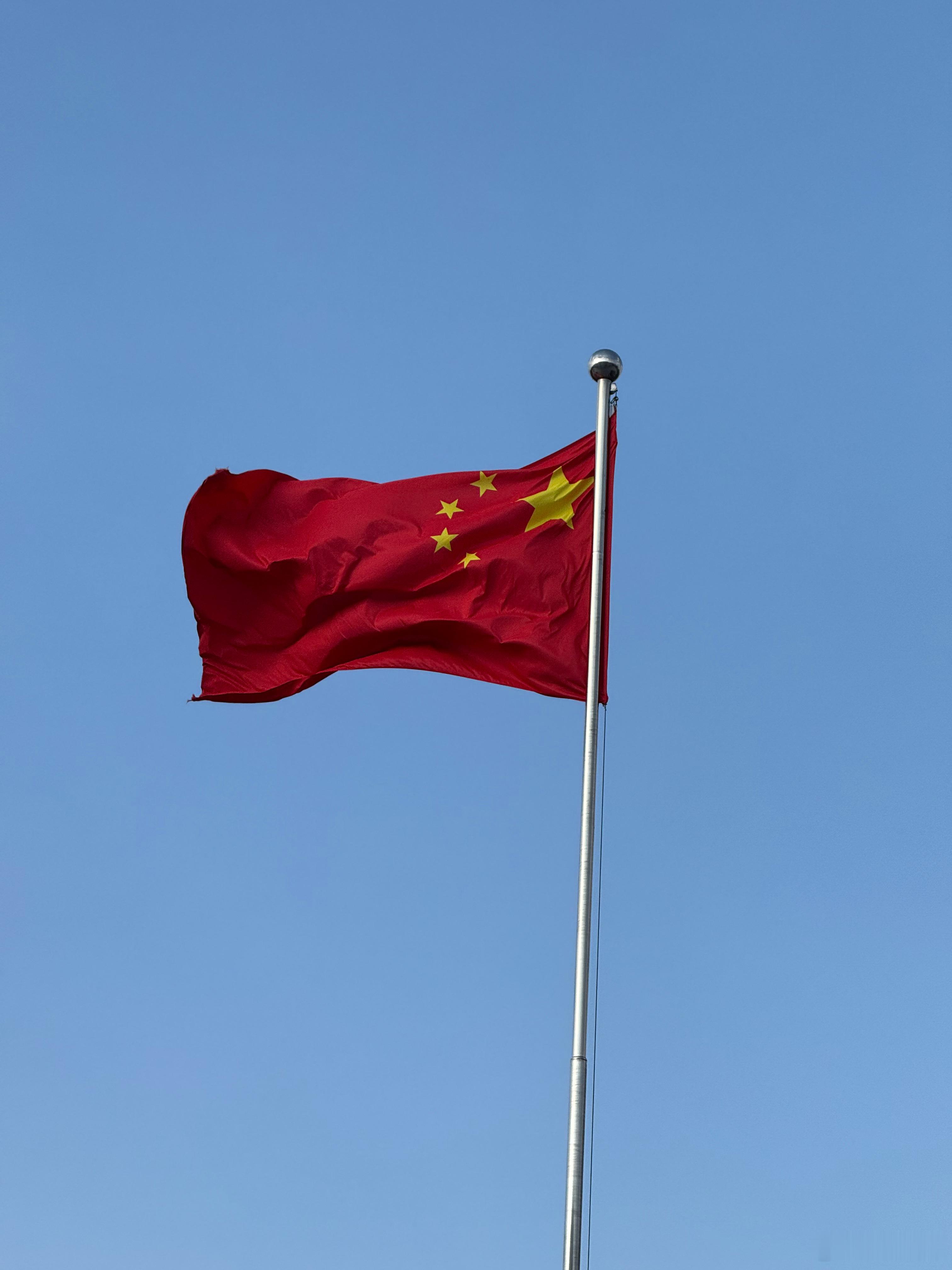 来参加上合峰会官方指定外事接待用车交车仪式。一水的大红旗，帅不帅朋友们？[坏笑]