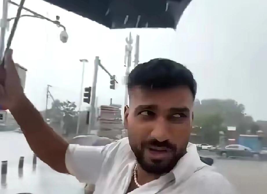 近日一名印度高种姓游客跟随旅行团来华旅游，在参观过程中突然拉住导游，一脸认真地发