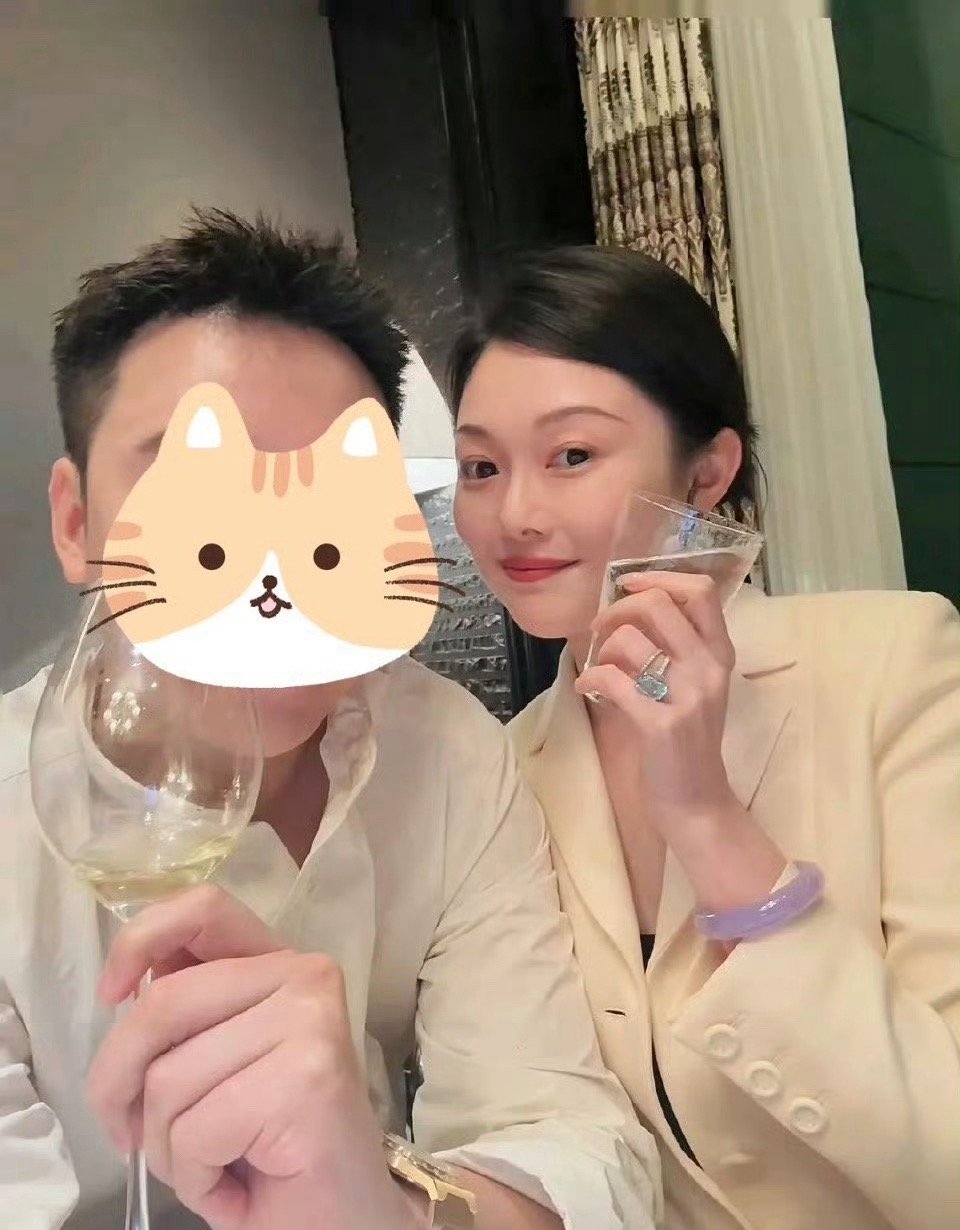 许久未露面的晚晚近日被网友偶遇聚餐，友人透露其正在筹备一件大事，引发网友热议。现