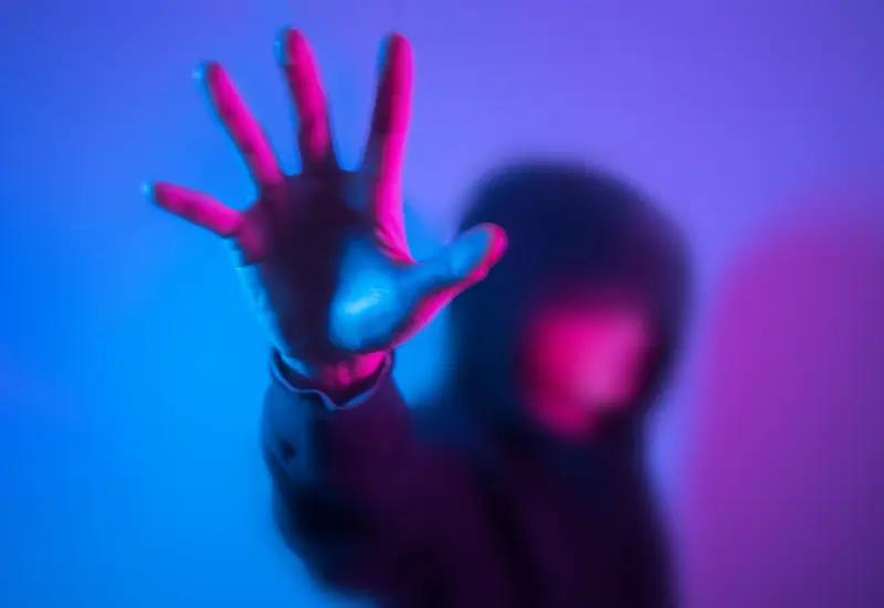 【惊魂一夜！宜宾20楼高空爬窗入室，业主幸免于难，小偷竟用燃气管道“空中爬楼”！