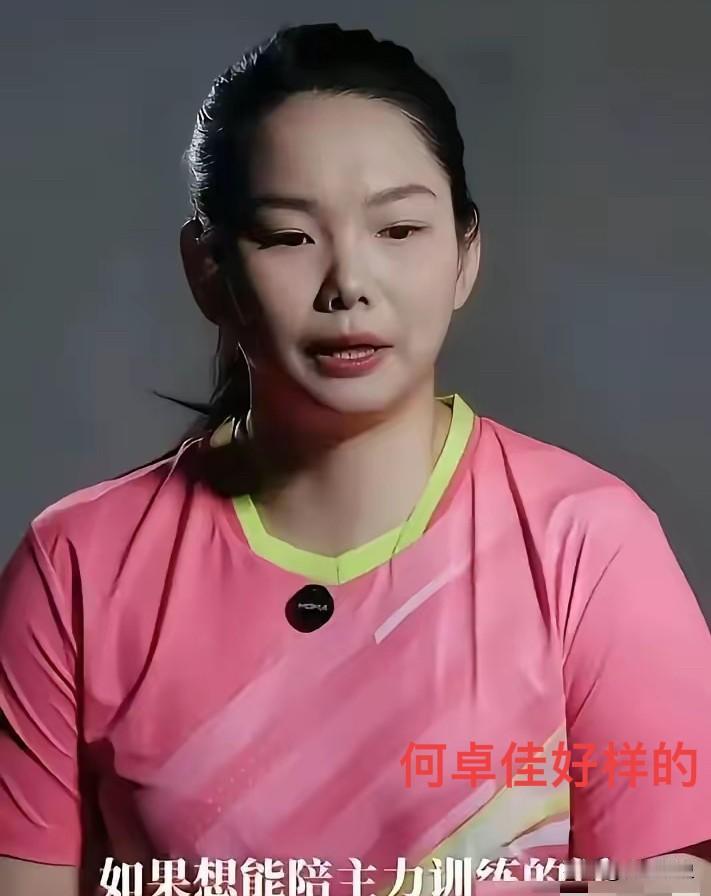 孙颖莎夺冠首抱何卓佳，别只看见冠军，更要看见幕后十年坚守

孙颖莎夺冠后，第一个