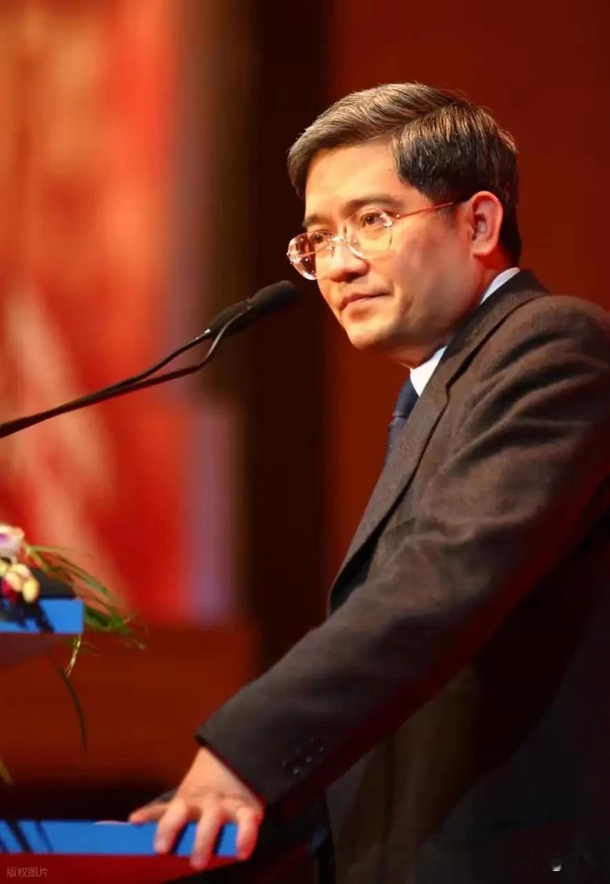 经济学家郎咸平说：
“我妈妈住院大便干结，需要人去抠出来，谁干？连自己的儿女都嫌