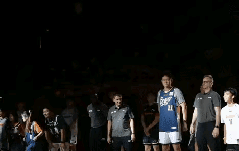广东宏远队给我最深的印象，就是球员连号的时代。
6号陈江华，7号王仕鹏，8号朱芳