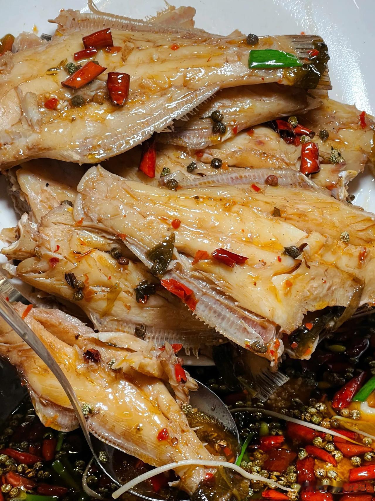  天冷了，趁着周末把一直心心念念的鱼籽火锅安排上！
鱼籽鱼泡都是我的菜，搭配又麻