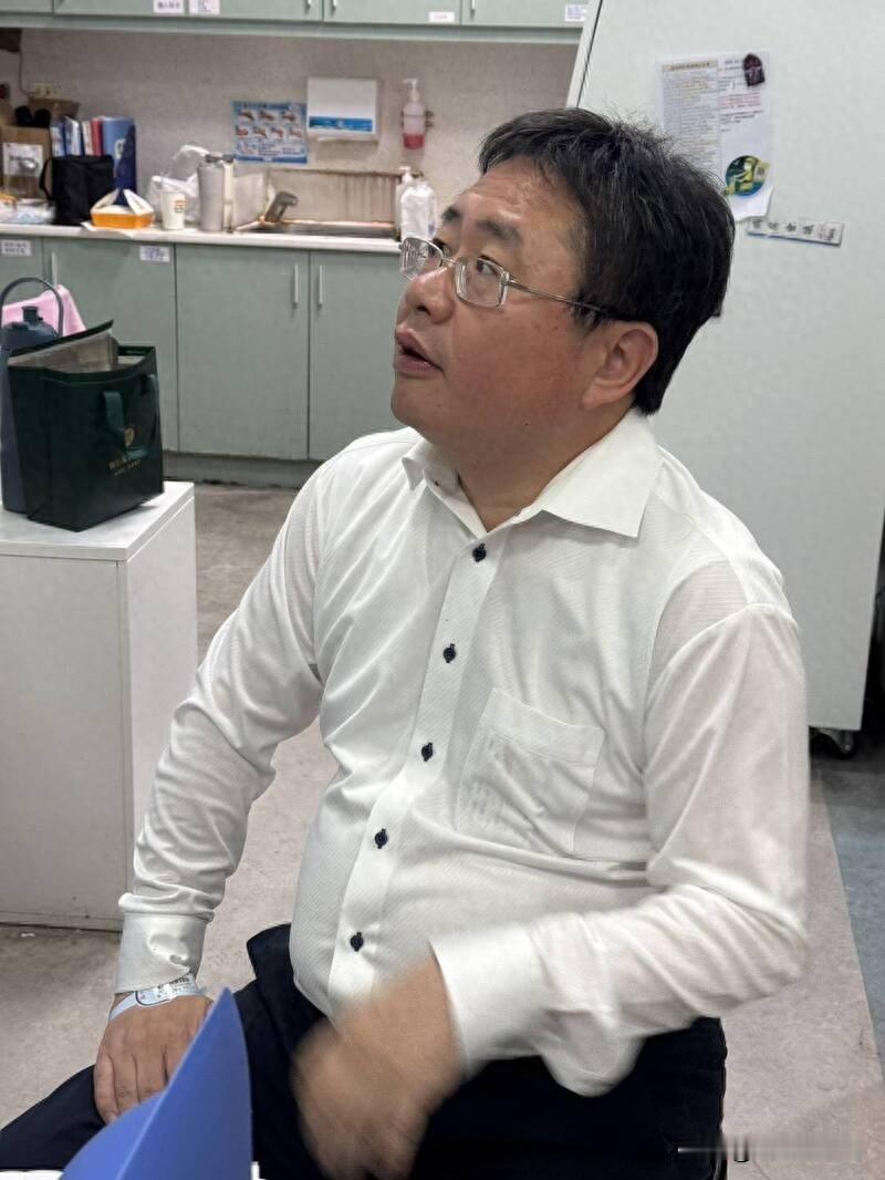 矢板明夫台中遇袭，其未退出陆籍却顺利取得台籍被翻出，董智森嘲讽其“洗产地”逃避审