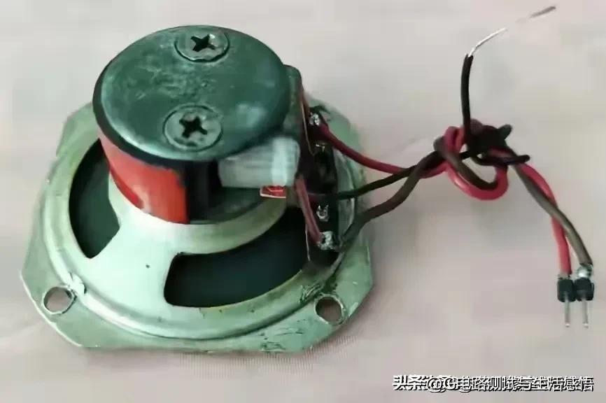 这个小型舌簧喇叭可是六几年的东西喽！[捂脸]