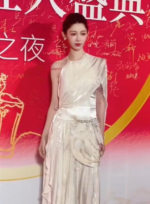 痞幼回应像孙怡 “精神老姐”痞幼参加活动引来网友追问感情状态，被夸长相酷似孙怡。