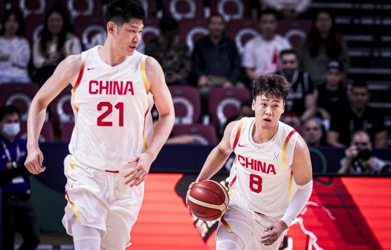 中国男篮淘汰赛碰上韩国队，应对其三分球是关键。韩国队三分很猛，像对阵黎巴嫩时38