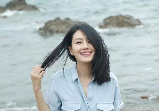 高圆圆读书时到底有多受欢迎？她的班主任曾透露，当年至少有十个班的男生对她有好感。
