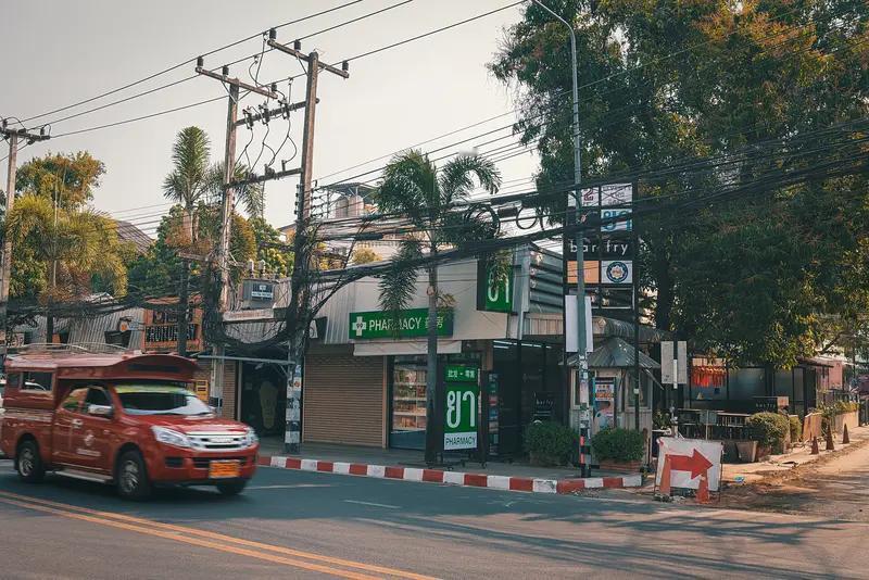 泰国F-16空袭柬埔寨弹药库画面曝光 泰国和柬埔寨这局势又紧张起来了。当地时间2