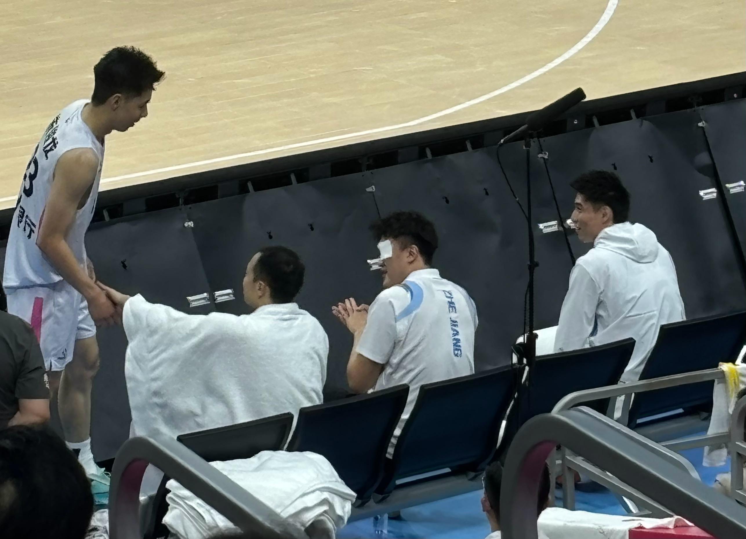 浙江除了余嘉豪回西班牙了，刘泽一眼睛戴着纱布缺阵，程帅澎也没有上，第一节就用了6