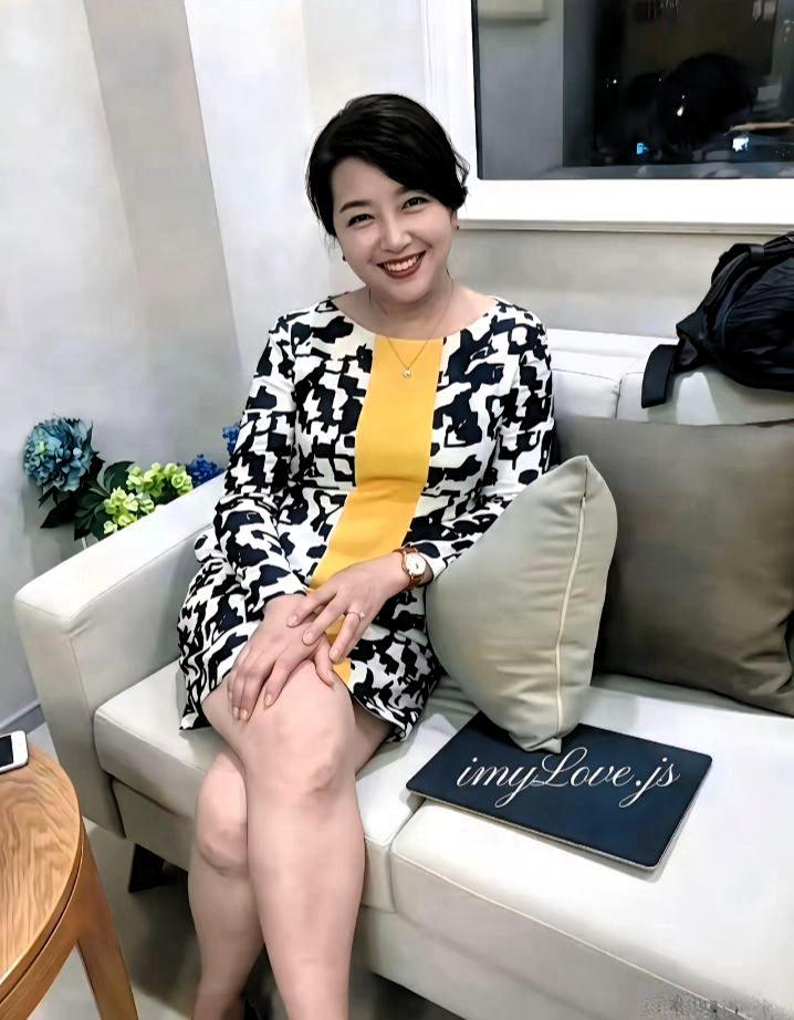 一张江珊的旧照，笑容特别有感染力，看着亲切随和。
 
一身拼接印花连衣裙坐在沙发