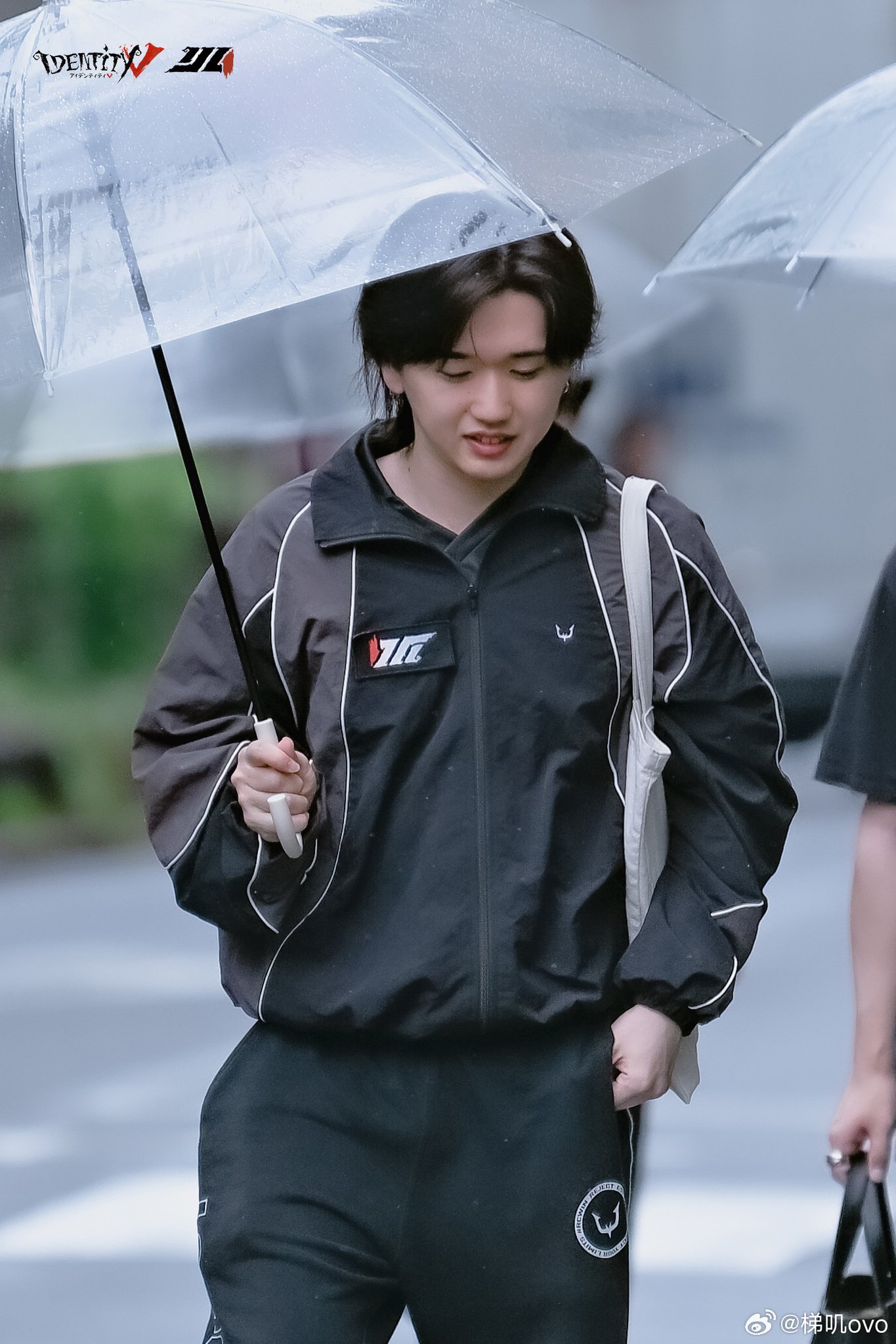 今天发型好帅 可是胸口的ijl是不是贴反了.....