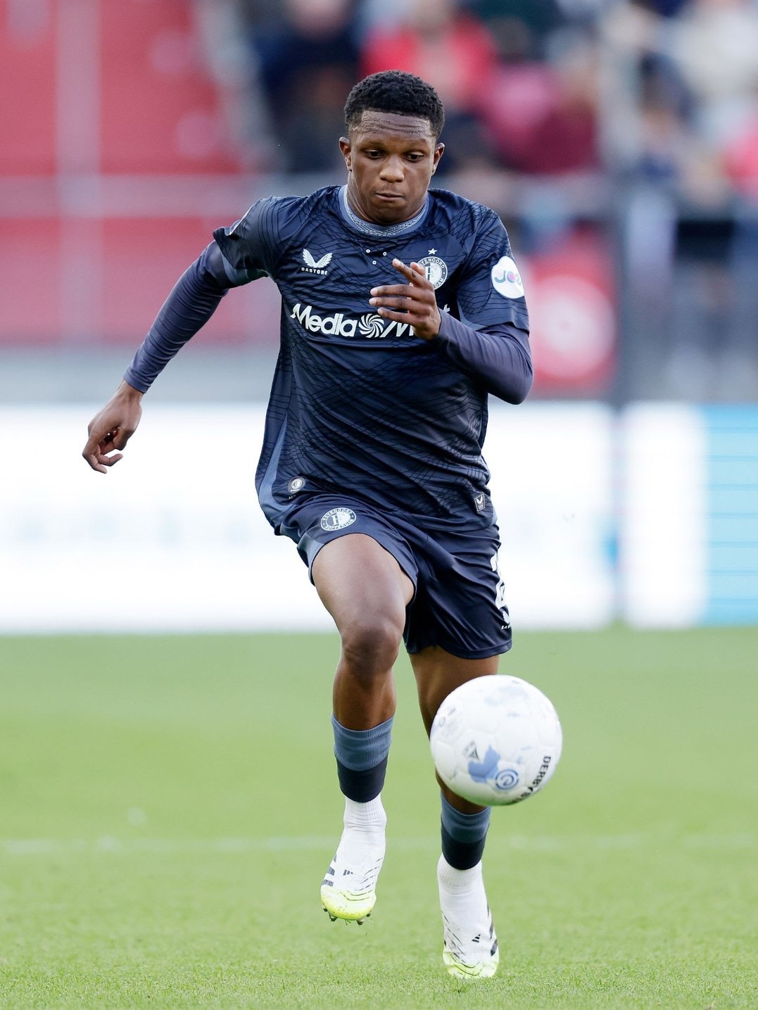 拜仁和曼城都对里德感兴趣。拜仁确实在关注和考察里德，他可以胜任右后卫的位置。但曼