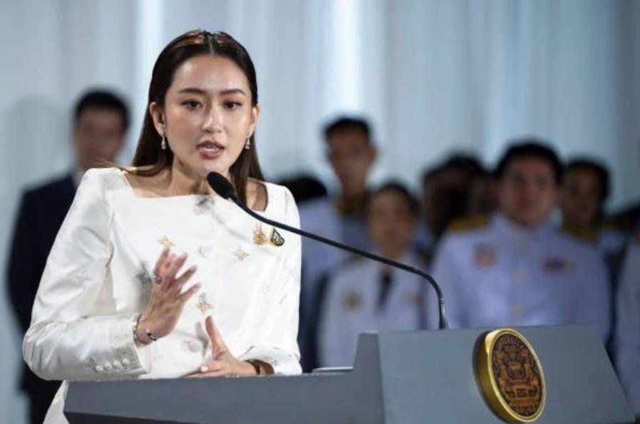 他信入狱还不是结局，泰国国王强势出手，给他信家族留下翻盘可能。他信被警方带走，女