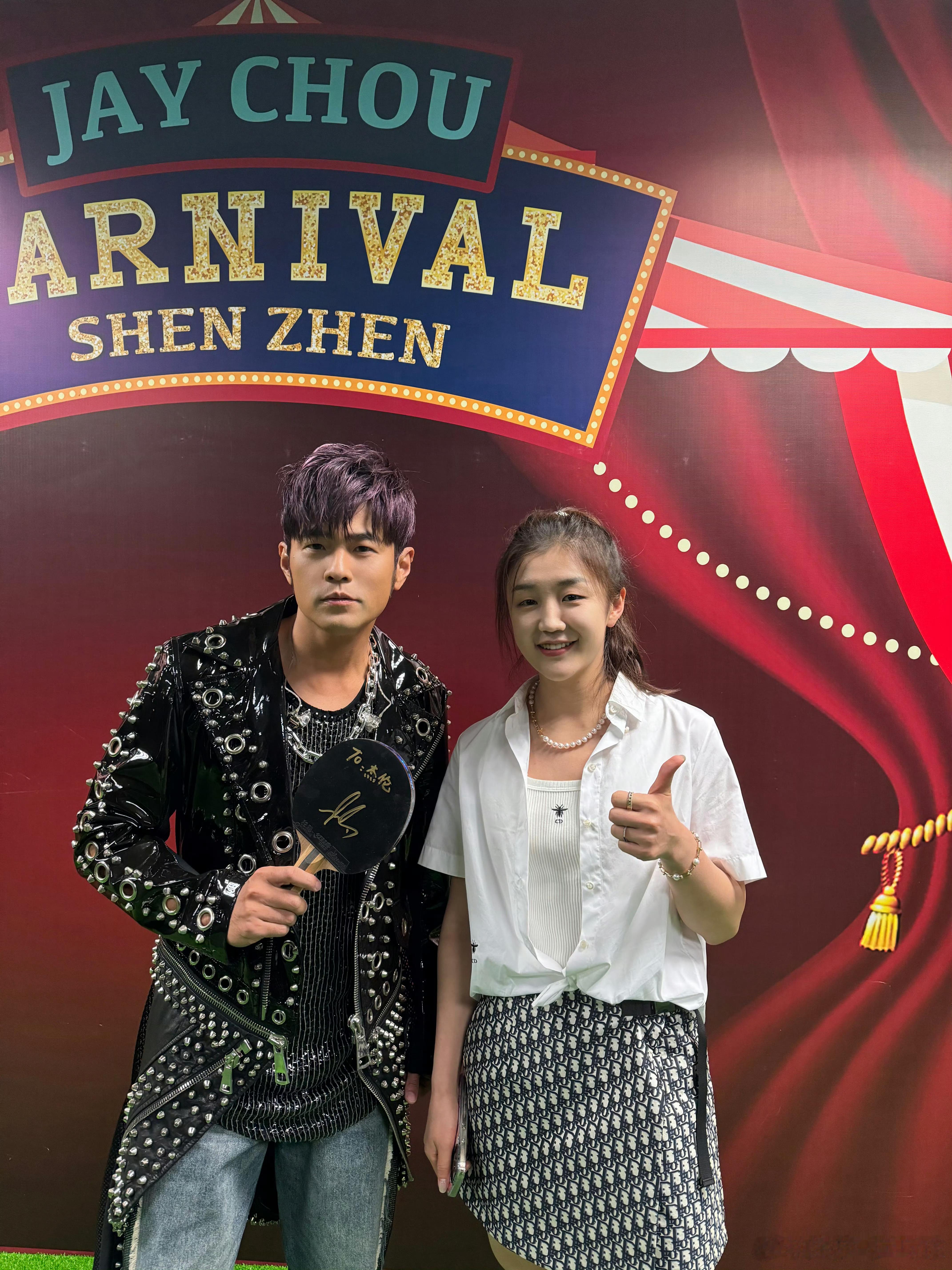 #周杰伦深圳演唱会# 陈梦晒出与周杰伦的合影#周杰伦演唱会# ​​​