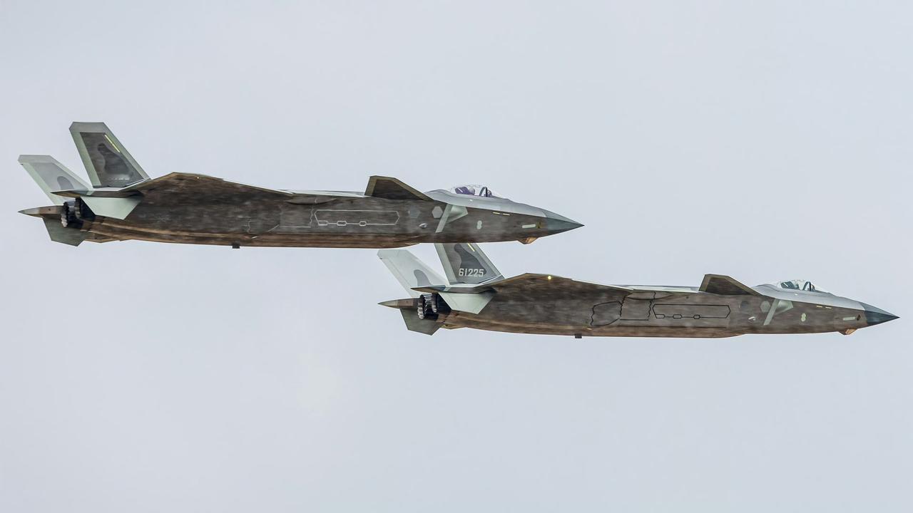 歼20双机雪中行！