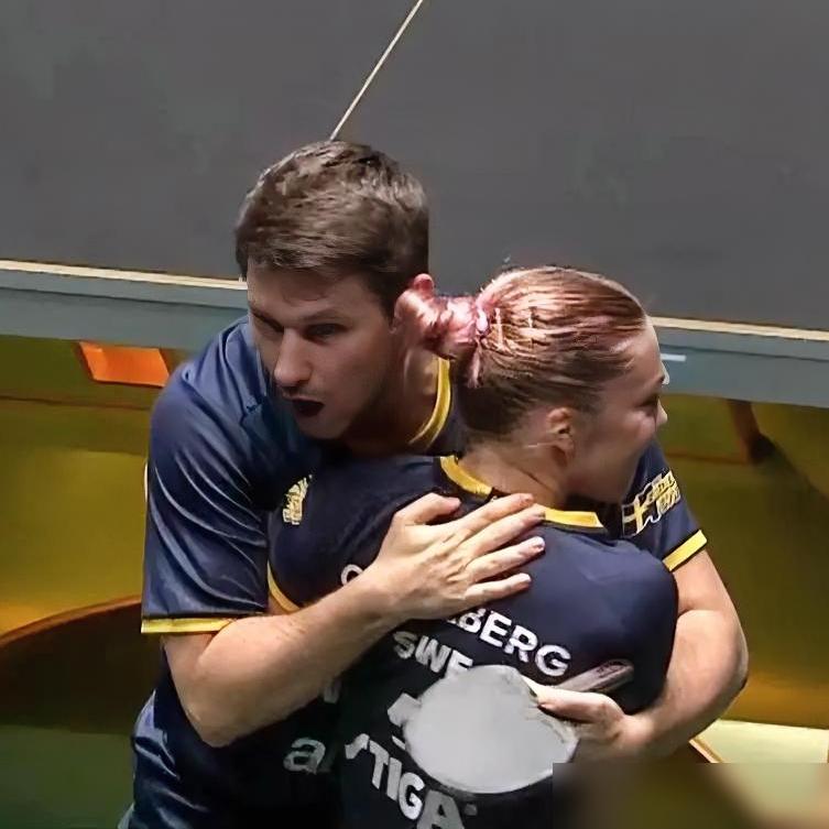 好尴尬，卡尔森遭嫌弃啦！
瑞典混双组合在第二局击败中国香港队后，卡尔森按捺不住