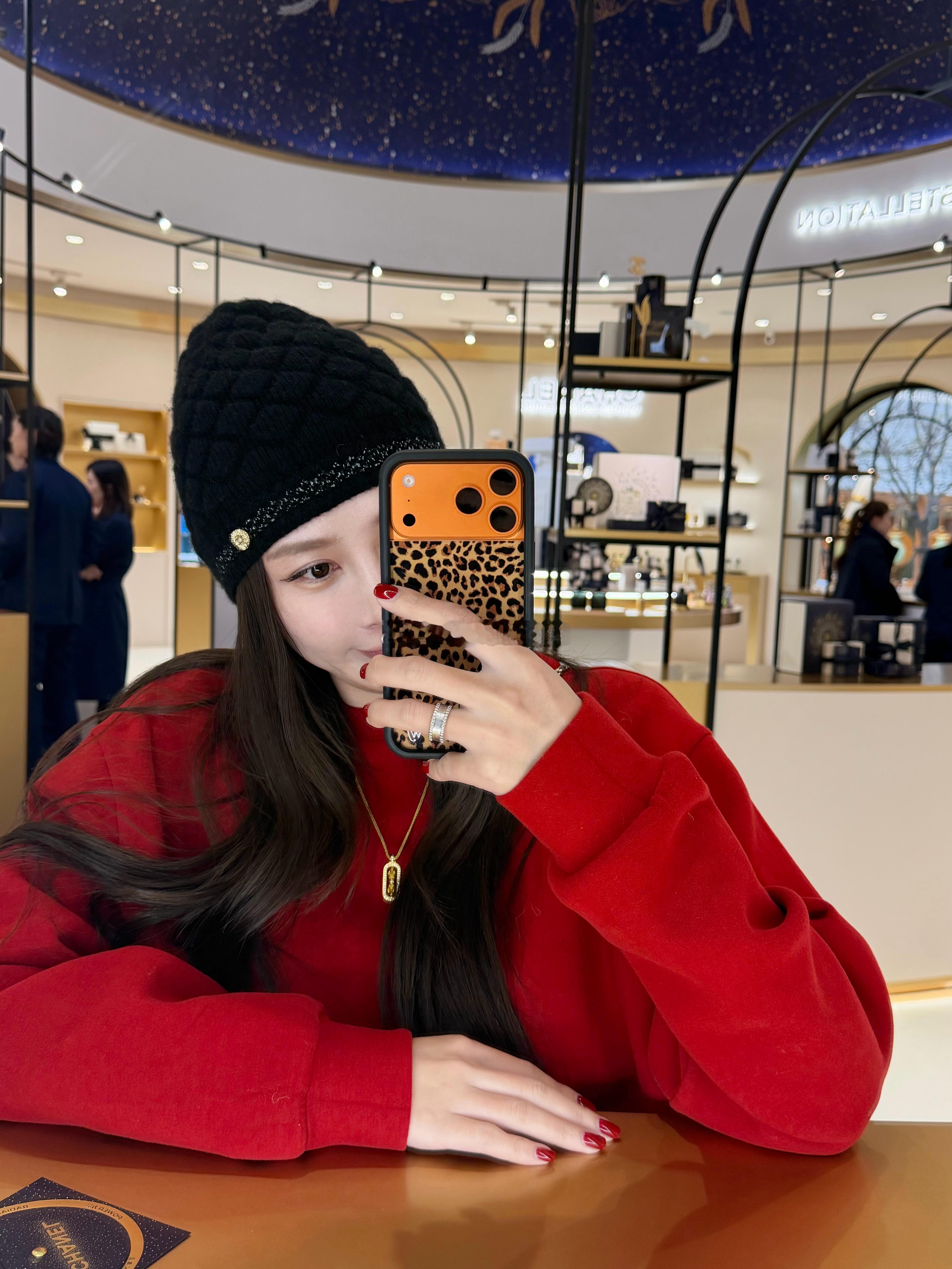 太喜欢买的这顶帽子了 搞得我最近每天都想买帽子  最近好想录开箱 但是我属于买了