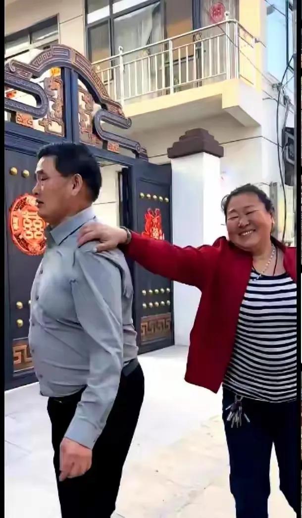 成名多年后，大衣哥接受媒体采访妻贤子孝儿孙满堂其乐融融很幸福
大衣哥朱之文一家这