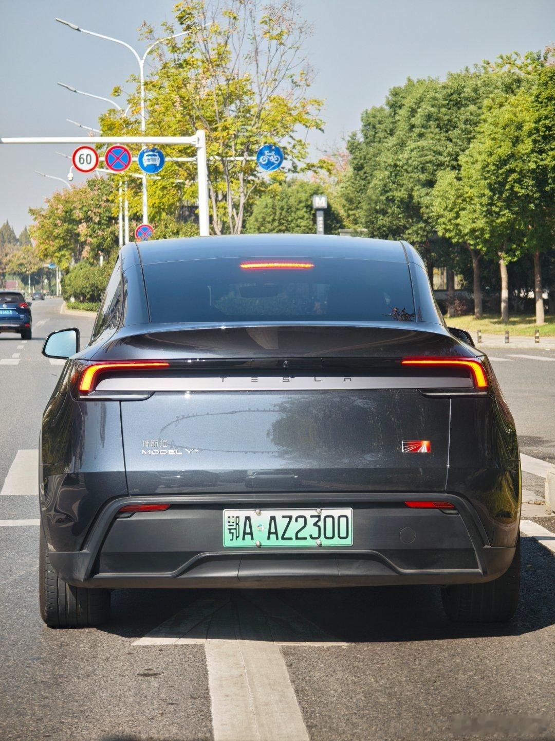 新Y的这个屁股 没有老Y那么协调 但是舒适度升级是真大 全能六边形战士 除了智驾