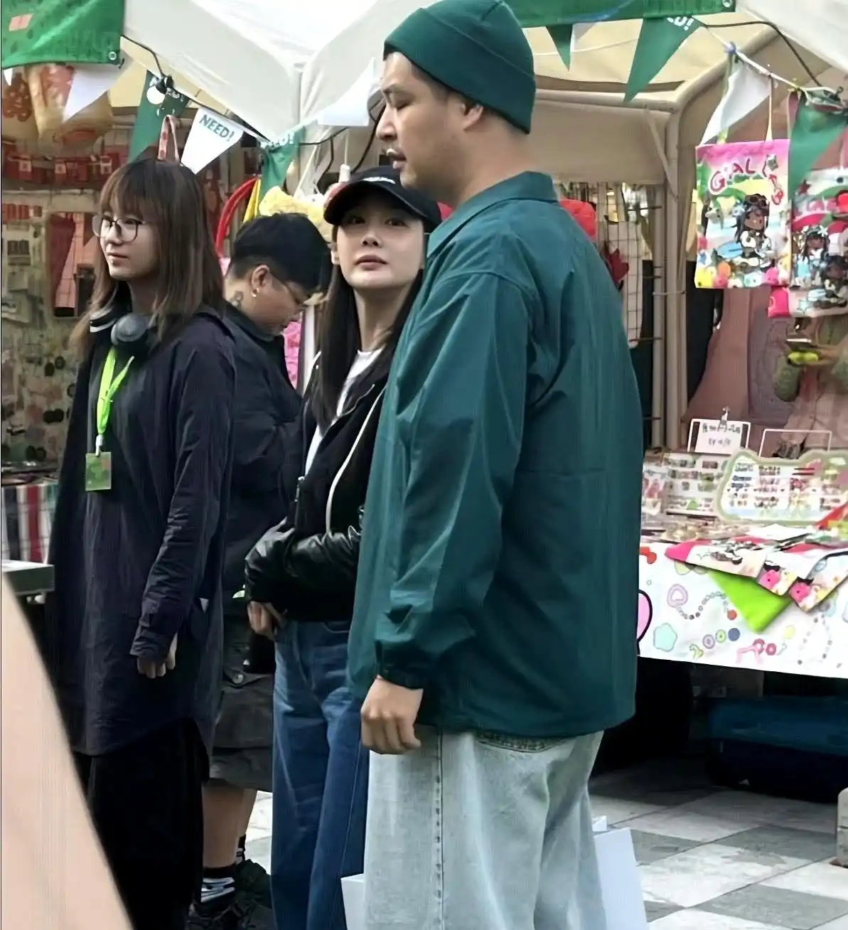 罗马之行邂逅马頔李纯！素颜清新很接地气，手持3元饮用水，婚后低调甜蜜超吸睛 