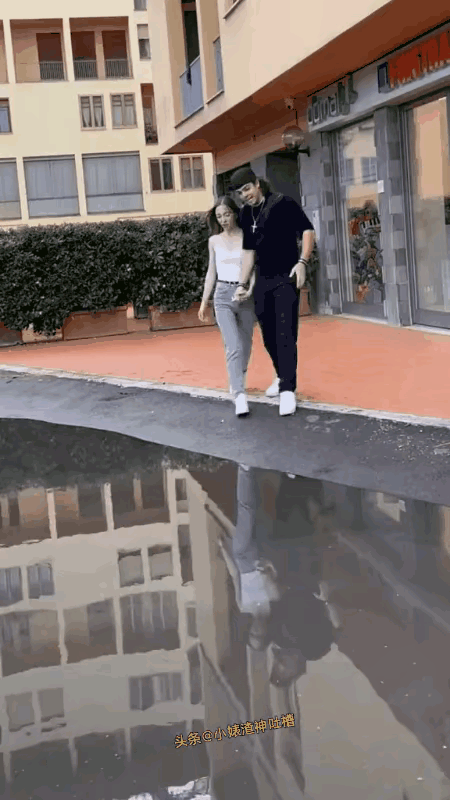 面对雨水，男朋友抱起女朋友，男朋友秒怂。