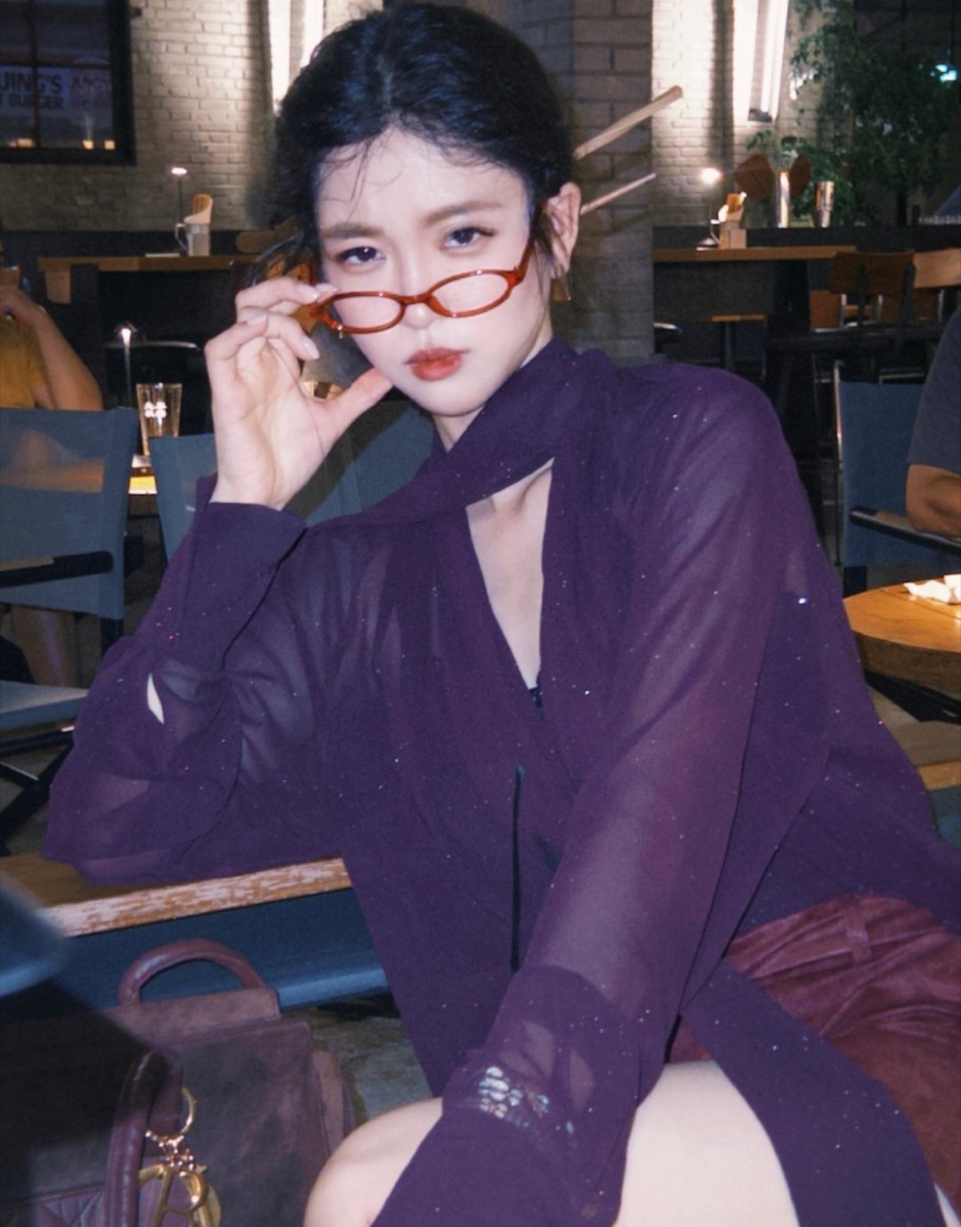 于正这些年脾气也是好了。自己公司女演员出来蹦，闹上热搜之后，于正非但没有上去回怼