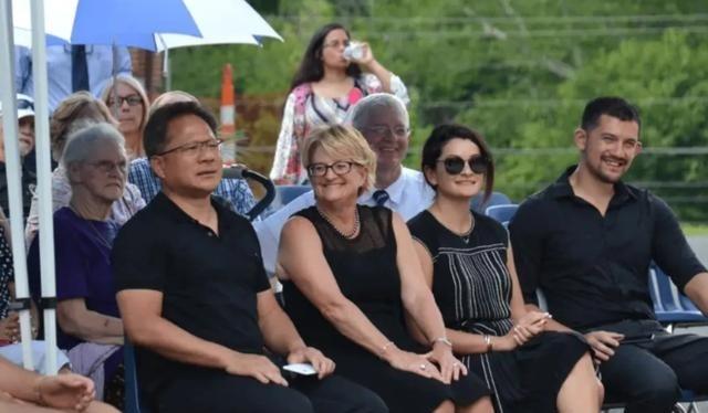 怪不得有这么一种说法，说华人如果和白人结婚，不出三代，基本就看不到华人的模样咯。