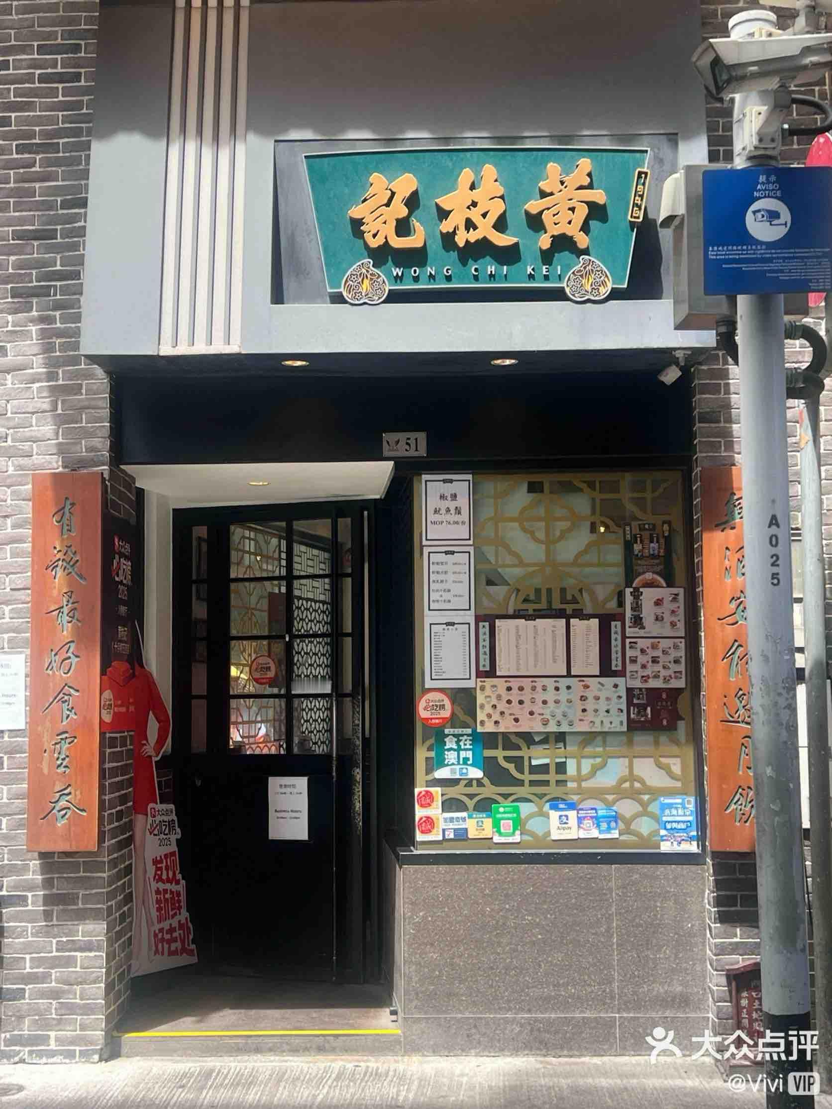 沙溢E得让人害怕！在必吃餐厅因为“虾籽捞面”直接跟隔壁桌聊起来了，顺便还“化缘”