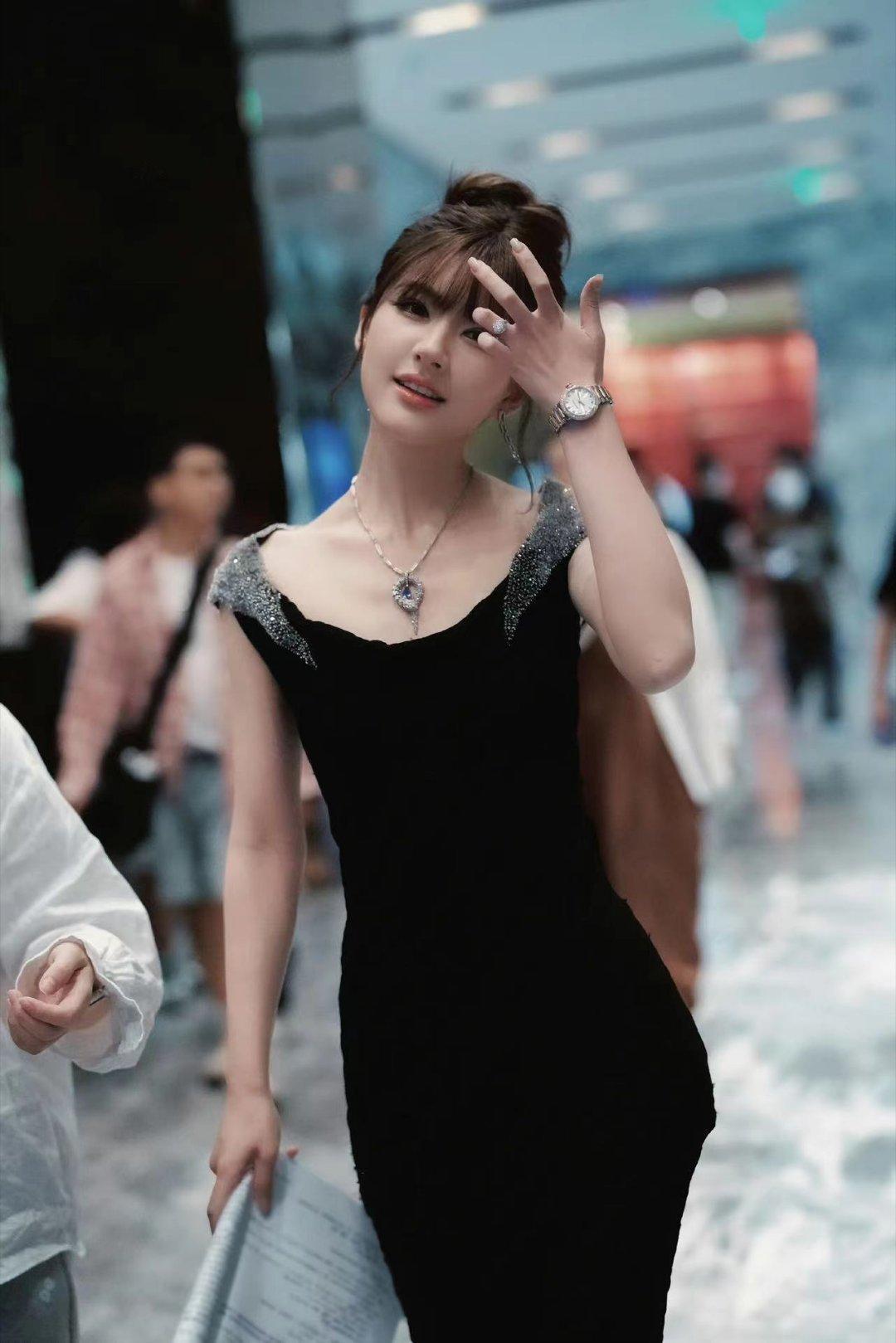 #赵露思# 不仅有当季高定，还有宝格丽高珠，你们宝格丽品牌代言人戴着宝格丽项链、